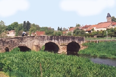 Brug over de (nog heel kleine) 
	Saone, in Attigny (ten zuiden van Vittel).