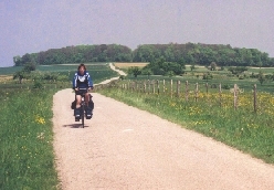 Heerlijk rustig fietsen over een klein
	weggetje! Dit soort wegen hadden we gelukkig heel vaak.