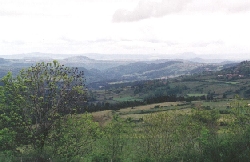 Grijze luchten boven de heuvels van het
	Massif Central.