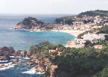 De rotskust ten zuiden van San Feliu.